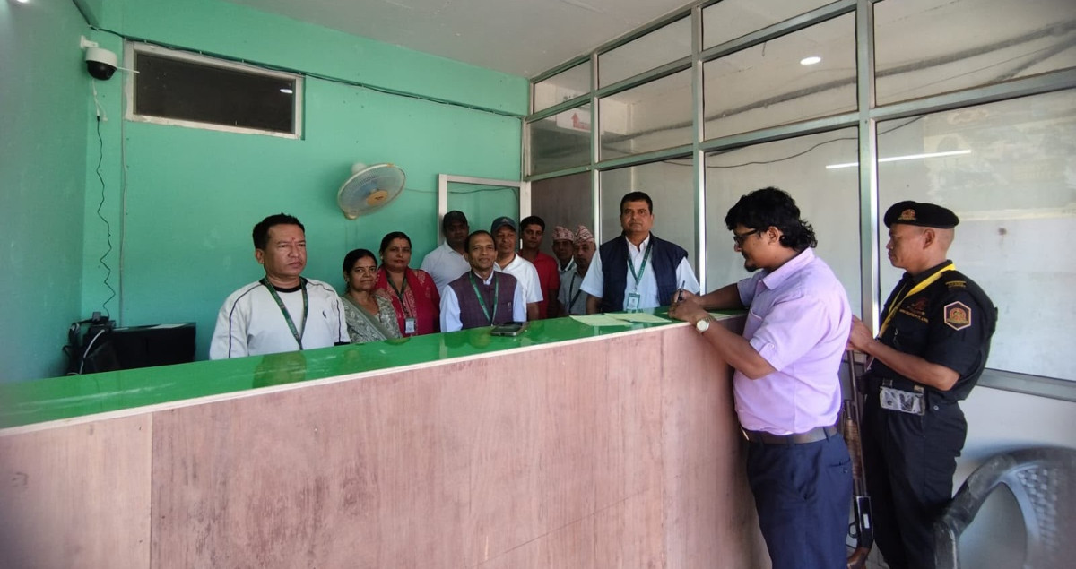 बाढीले क्षति पुर्‍याएको कृषि विकास बैंकको त्रिशुली शाखा बट्टारबाट सञ्चालनमा