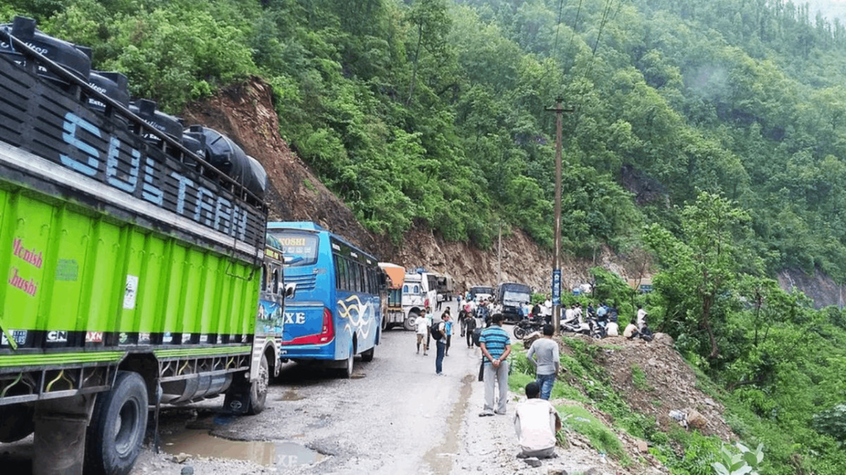 वर्षा र पहिरोको जोखिम बढेपछि, पृथ्वी राजमार्ग र नारायणगढ–मुग्लिन सडक बन्द